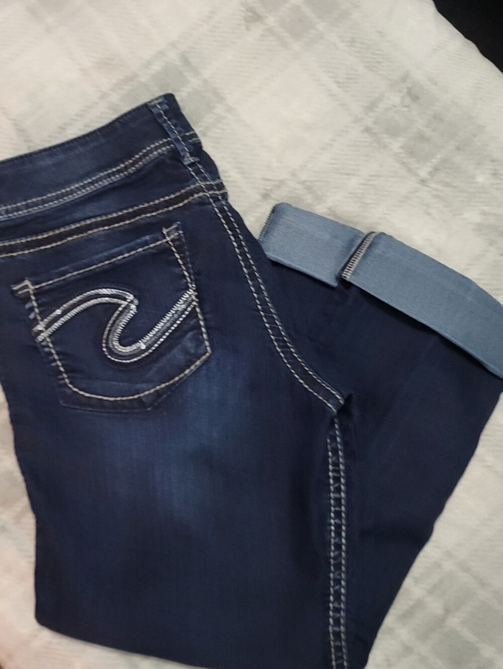 Silver Suki Capris Dark Indigo Sz 28 Sparkly Back Pocket Detail